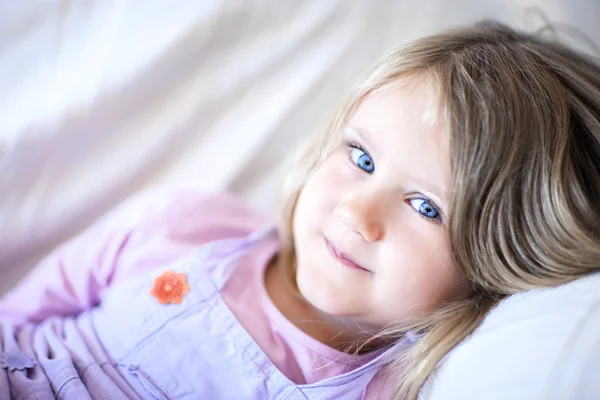 Menina sorridente bonita — Fotografia de Stock