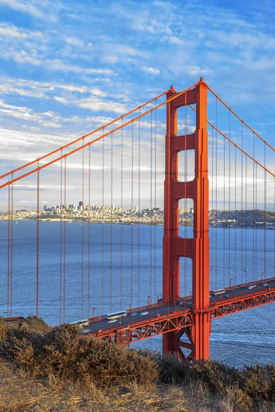 Vertikale Ansicht der berühmten Golden Gate Bridge — Stockfoto