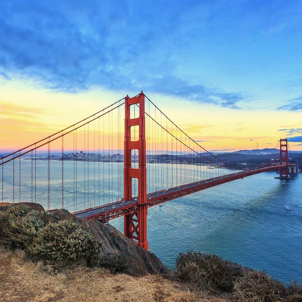 View of famous Golden Gate Bridge at sunset — Stock Photo, Image