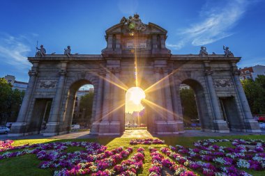 Puerta de alcala gün batımında