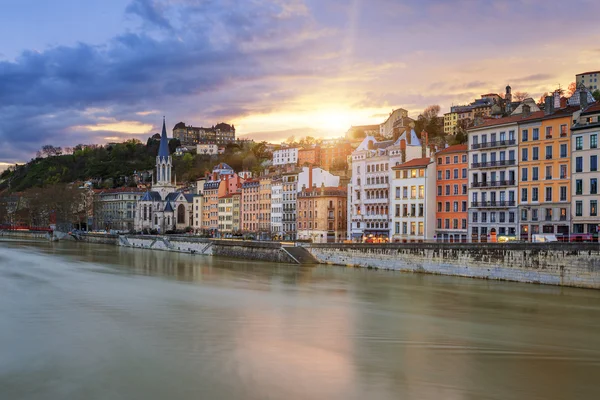 Nézd Saone folyó partján, Lyon város naplementekor — Stock Fotó