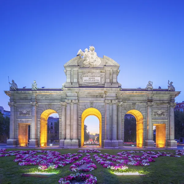 Utsikt över puerta de Alcalá i solnedgången — Stockfoto