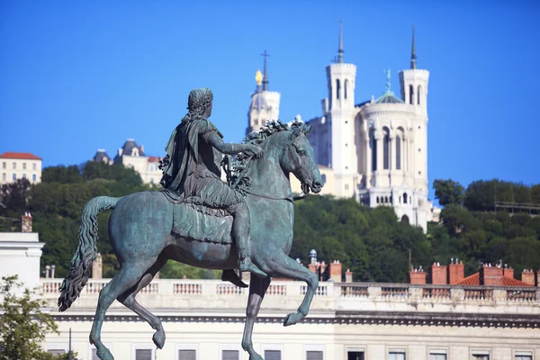 Famosa estátua de Luís XIV e Basílica de Notre Dame de Fourvi — Fotografia de Stock
