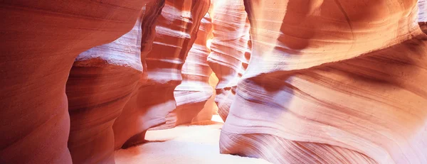 Panoramatický pohled v slavné antelope canyon — Stock fotografie