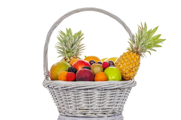 Fruit in grote mand — Stockfoto