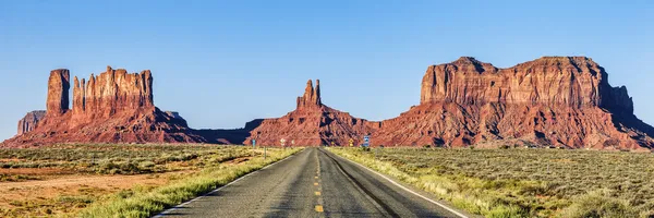 Panoramatický pohled silnici monument Valley — Stock fotografie