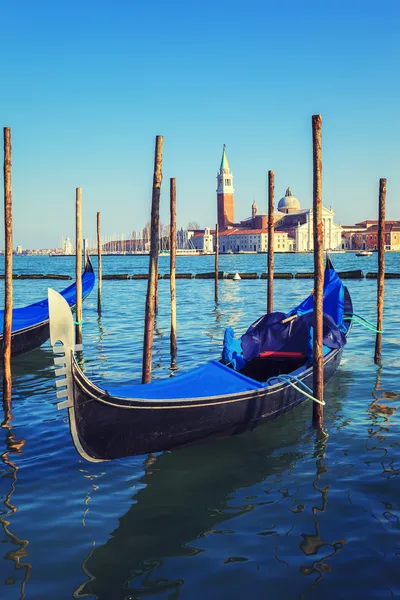 Gondoles dans la lagune de Venise — Photo