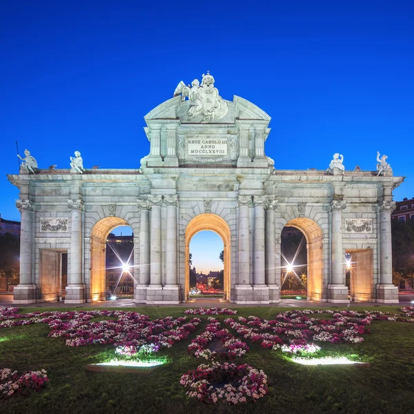 Vista da famosa Puerta de Alcala — Fotografia de Stock