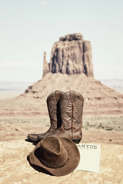 Boots and hat at famous Monument Valley — Stock Photo, Image