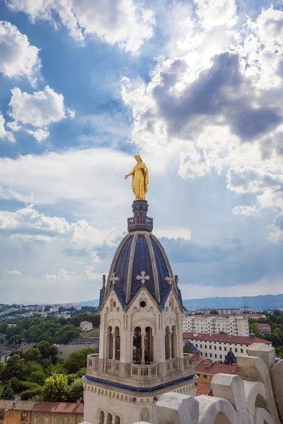 Gyllene staty av Jungfru Maria — Stockfoto