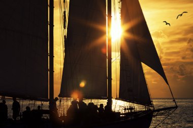 gün batımında yelkenli