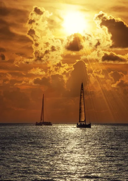 Zeilboten bij zonsondergang — Stockfoto