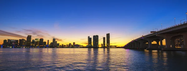 Miami city skyline panorama in der Abenddämmerung — Stockfoto