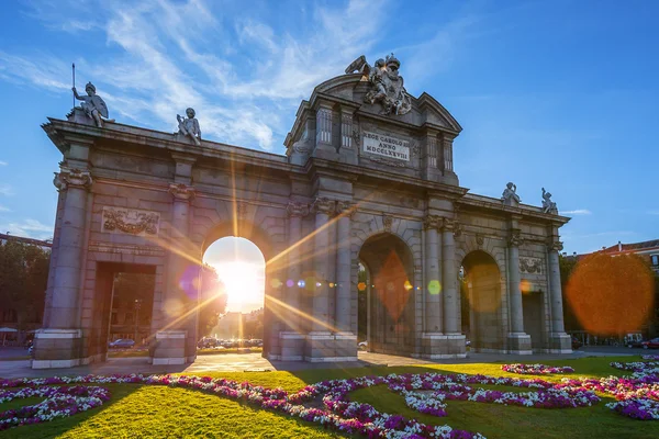 Puerta de Alcalá położony jest w Madrycie — Zdjęcie stockowe