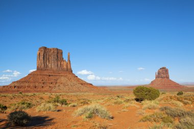 Monument valley mavi gökyüzü ile