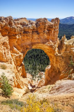 bryce canyon noktasında doğal köprü