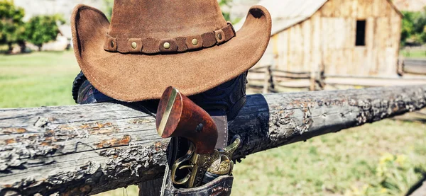 Cowboy gun and hat — Stock Photo, Image