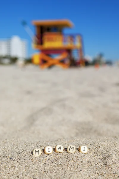 Spiaggia con lettere sulla sabbia — Foto Stock