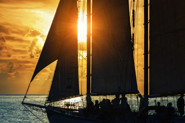 En el mar al atardecer —  Fotos de Stock