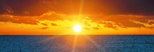 Belo pôr do sol sobre o oceano — Fotografia de Stock