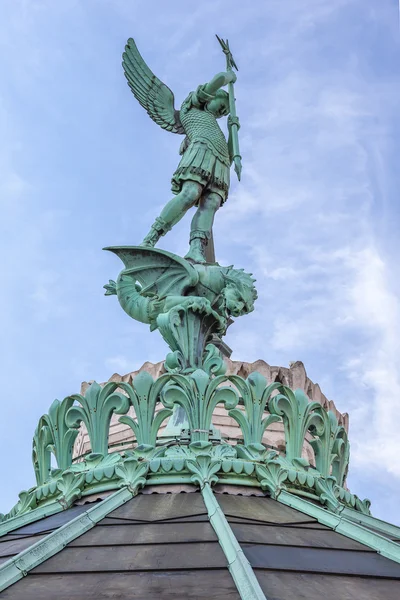 Saint-michel standbeeld — Stockfoto