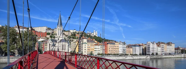 Lyon staden med röda gångbron på saone-floden — Stockfoto