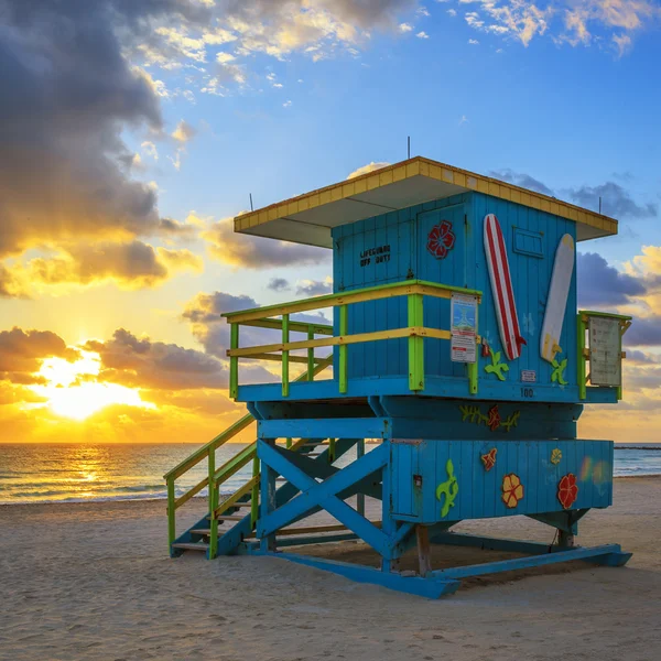 Lifeguard tower at sunrise — Stock Photo, Image