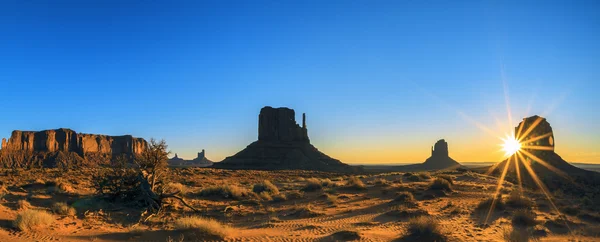 Monument valley bij zonsopgang, panoramisch uitzicht — Stockfoto