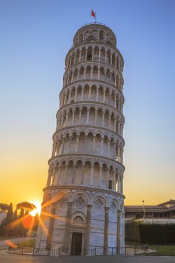 Pisa leaning tower adlı gündoğumu