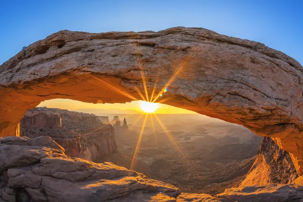 Nascer do sol famoso no Mesa Arch — Fotografia de Stock