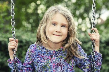 Salıncaktaki çocuk