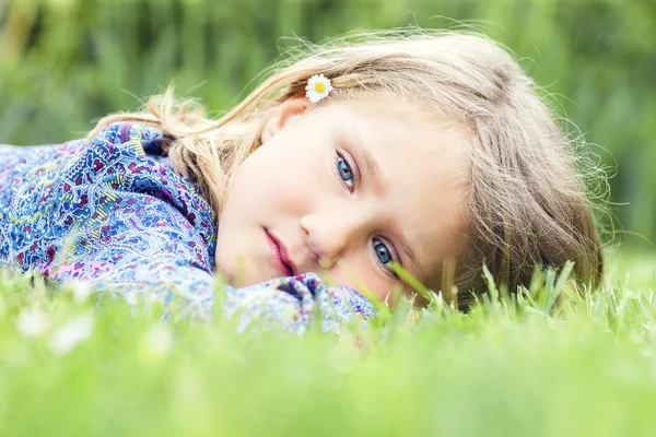 Girl lying on grass — Stock Photo, Image