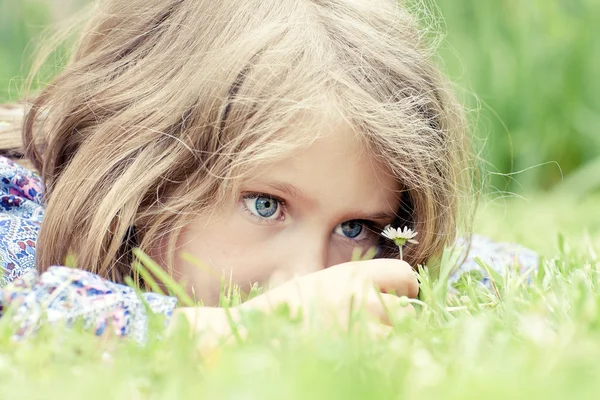 Чарівна дівчина лежить на траві Rechtenvrije Stockfoto's