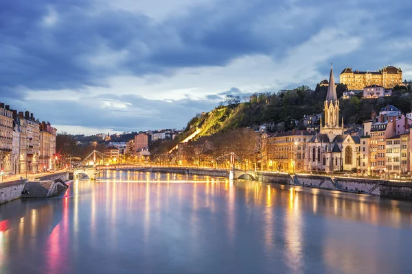 Vista del río Saone en la ciudad de Lyon por la noche —  Fotos de Stock