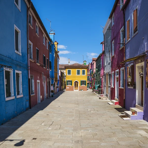 Kleurrijke straat in burano — Stockfoto