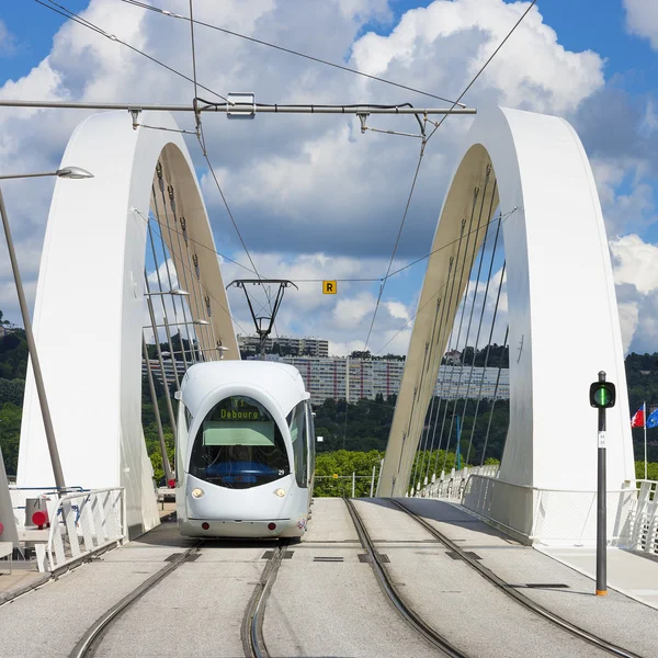 Tram op de brug Stockfoto