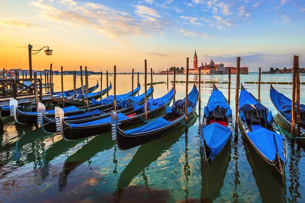 Benátky s slavný gondoly při východu slunce — Stock fotografie