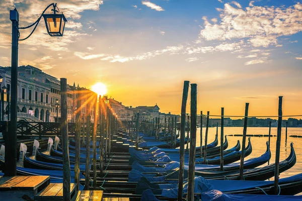 威尼斯贡多拉游船在日出时， 免版税图库照片
