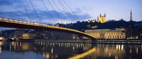 Panoramisch uitzicht op de rivier saone in lyon bij nacht — Stockfoto