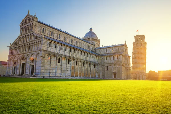 Krzywa Wieża w Pizie i Katedra w sunrise — Zdjęcie stockowe