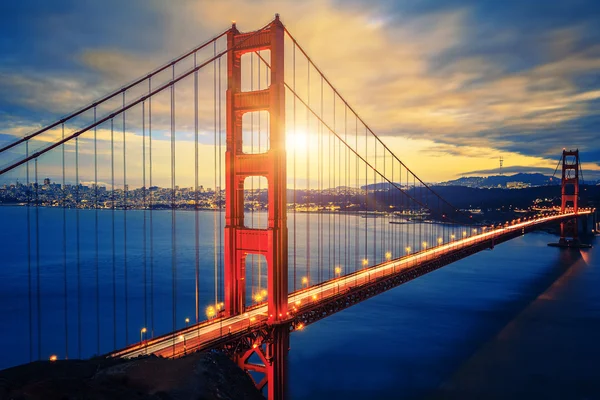 Slavný golden gate bridge při východu slunce Stock Obrázky