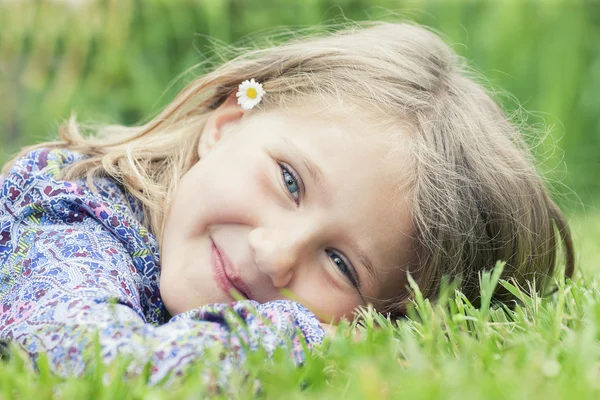 Girl lying on grass smiling — Stock Photo, Image