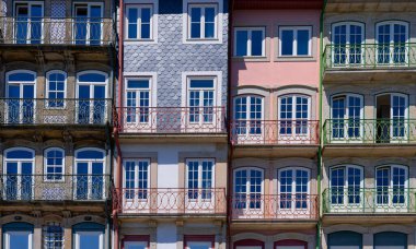 Porto, Portekiz 'de renkli geleneksel cephe görüntüsü