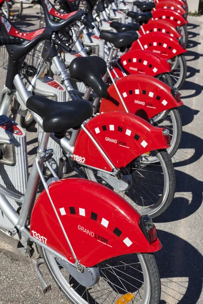 Gedeelde fietsen staan opgesteld in de straat — Stockfoto