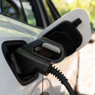 Bir istasyonda şarj olan yeni elektrikli araba görüntüsü