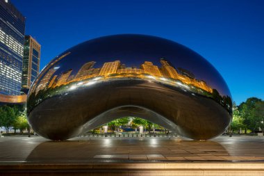 Chicago, Illinois/ABD-Ekim 13 2018: suretinde Cloud Gate veya fasulye 13 Ekim 2018 sabah Millenium Park, Chicago, Illinois