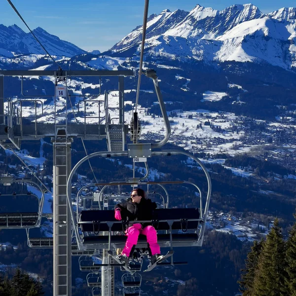 フランスのアルプスでの椅子リフト上の女性の垂直ビュー ヨーロッパ — ストック写真