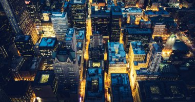 Gece vakti Chicago 'nun havadan panoramik görüntüsü, ABD