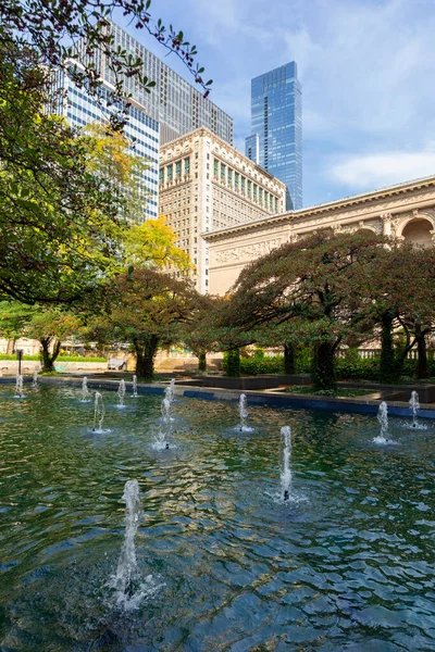 Mały Park Drzewa Fontanna Latem Centrum Chicago — Zdjęcie stockowe