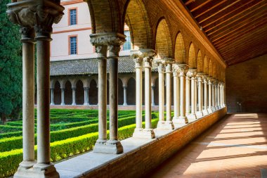 Cloisters ve avlu bahçesine Dominik manastır Couvent des Jacobins Toulouse, Fransa.